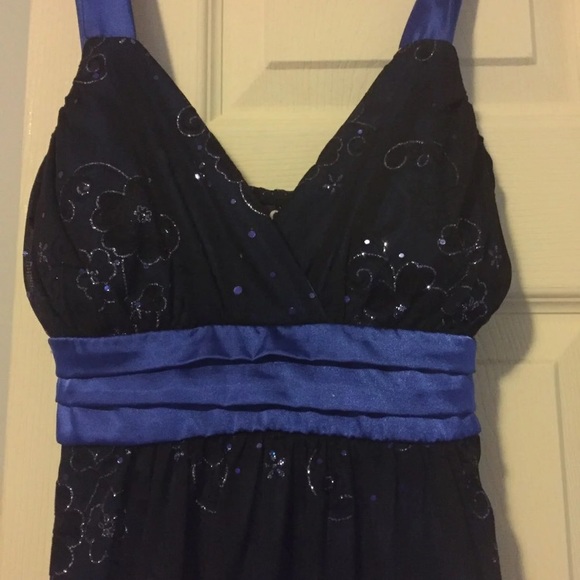 Dress - Picture 2 of 4